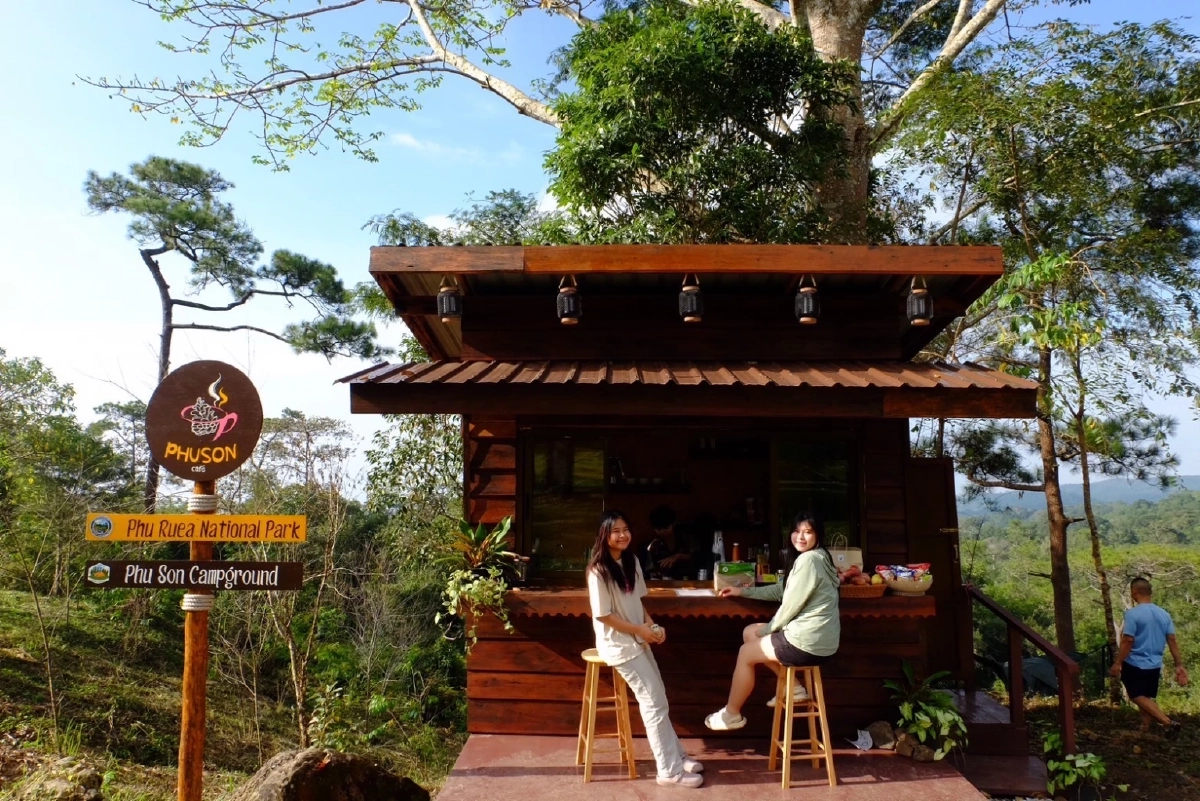 ลมหนาวมาแล้ว! นักท่องเที่ยวแห่ชมแสงแรก สัมผัสอากาศหนาว ยอดภูเรือ 15 องศา