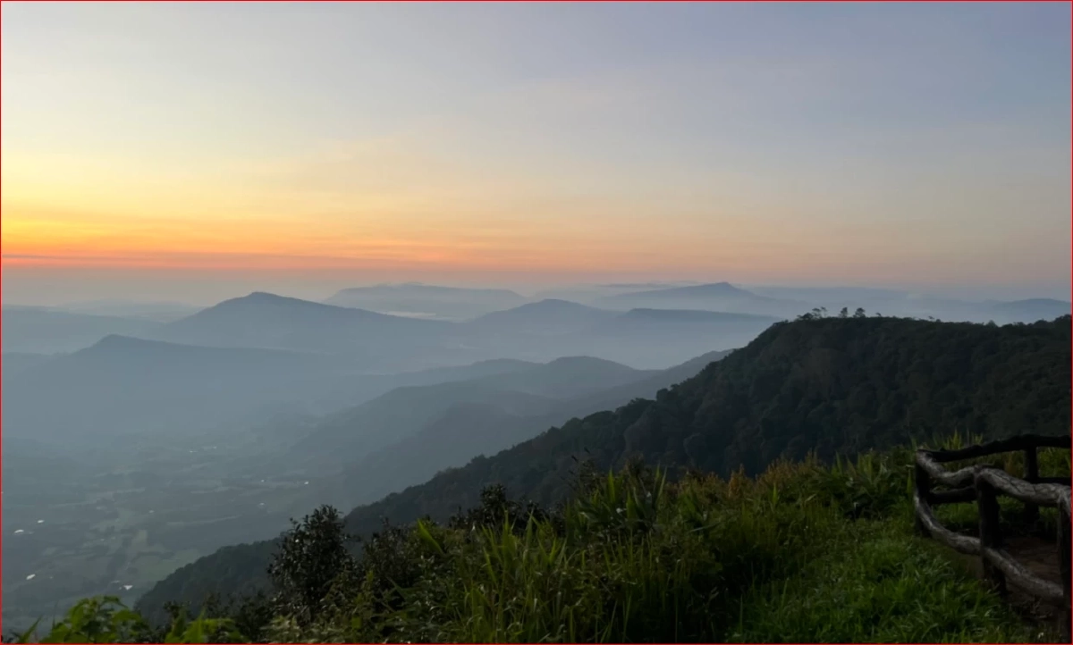 ลมหนาวมาแล้ว! นักท่องเที่ยวแห่ชมแสงแรก สัมผัสอากาศหนาว ยอดภูเรือ 15 องศา