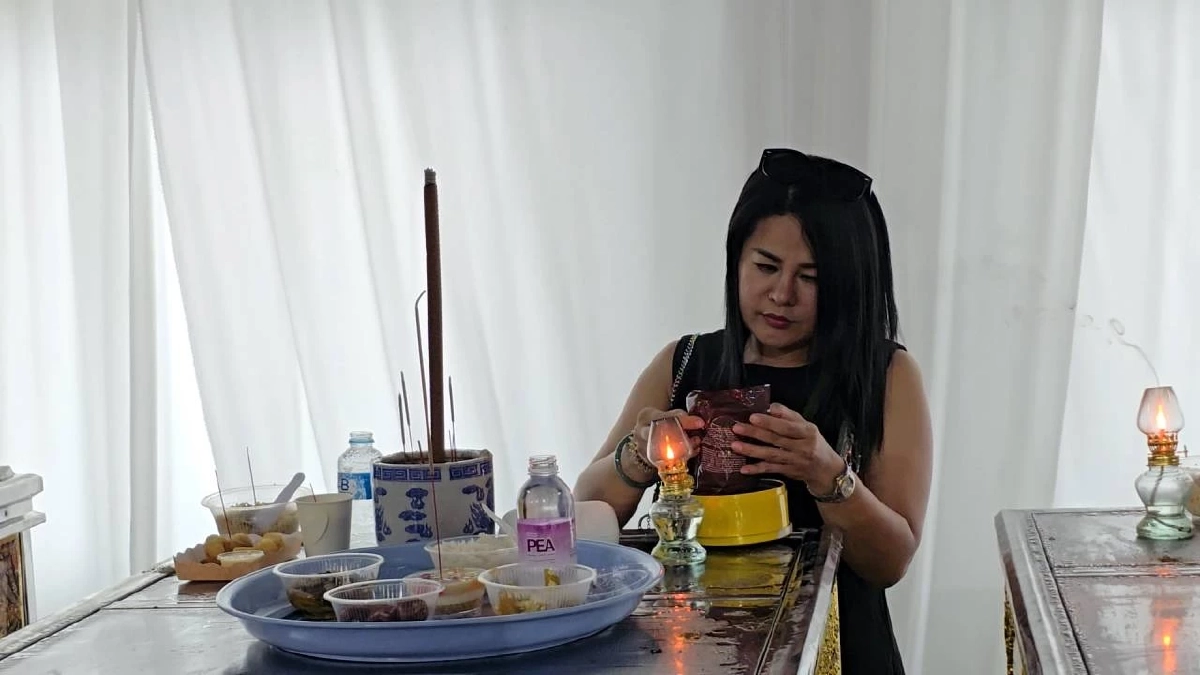 ญาตินำขนม อาหาร เสื้อผ้า ของเล่น วางที่โลงศพทั้ง 23 โลงเหยื่อไฟไหม้รถบัส