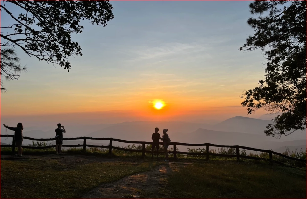 ลมหนาวมาแล้ว! นักท่องเที่ยวแห่ชมแสงแรก สัมผัสอากาศหนาว ยอดภูเรือ 15 องศา