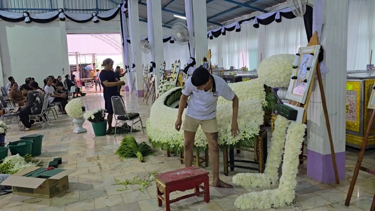 ญาตินำขนม อาหาร เสื้อผ้า ของเล่น วางที่โลงศพทั้ง 23 โลงเหยื่อไฟไหม้รถบัส