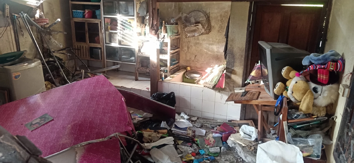 มือใหม่หัดขับ! สาวแบงก์ซ้อมขับรถ เผลอเหยียบคันเร่ง พุ่งชนบ้านพังยับ