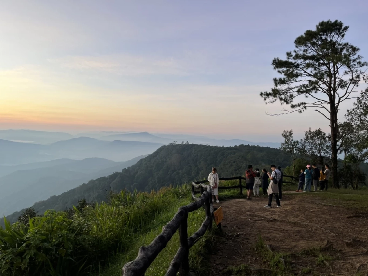 ลมหนาวมาแล้ว! นักท่องเที่ยวแห่ชมแสงแรก สัมผัสอากาศหนาว ยอดภูเรือ 15 องศา