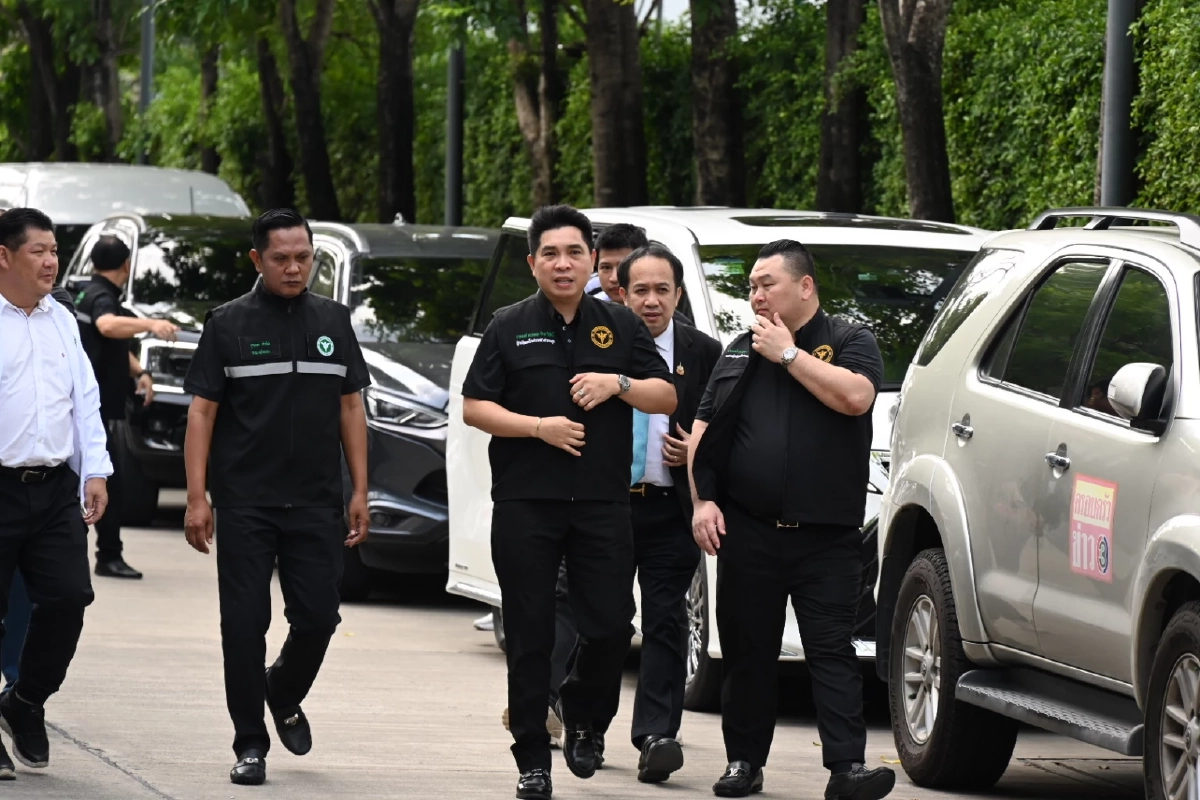 บุกคลินิก "ดิไอคอน" ไร้เงา บอสหมอเอก จนท. เก็บหลักฐาน เตรียมจ่อหมาย ดำเนินคดี