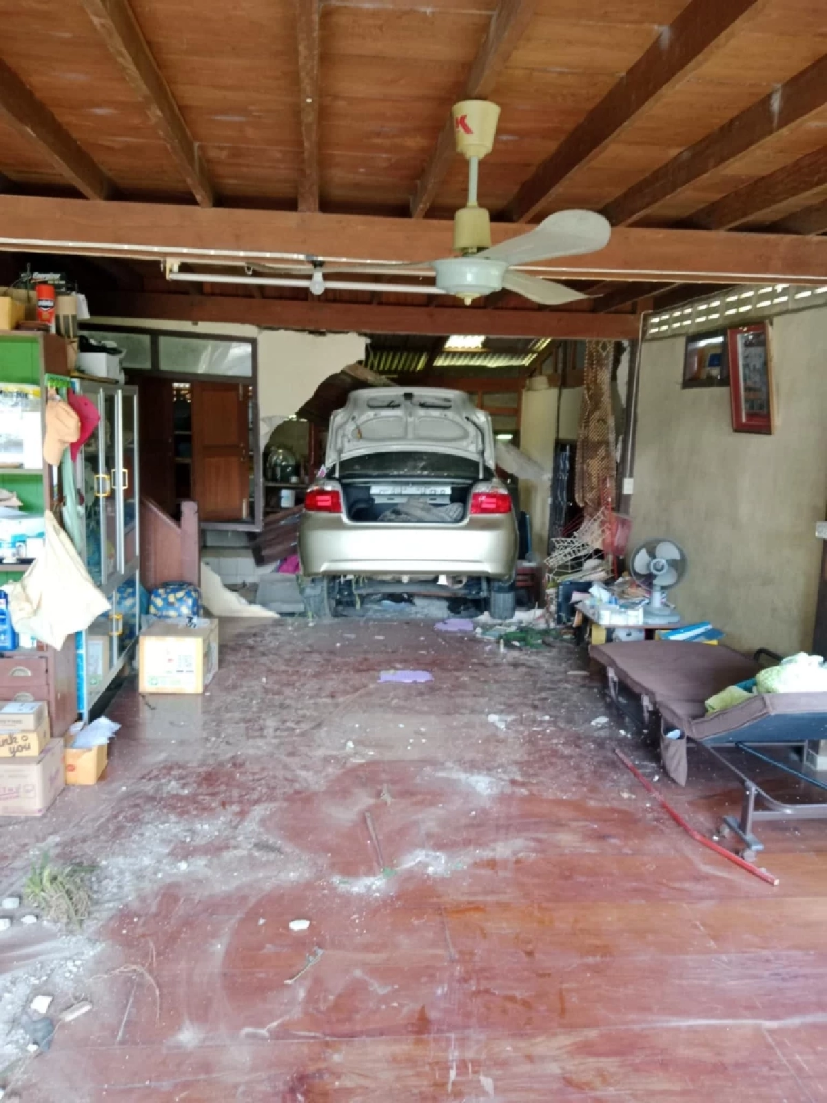 มือใหม่หัดขับ! สาวแบงก์ซ้อมขับรถ เผลอเหยียบคันเร่ง พุ่งชนบ้านพังยับ