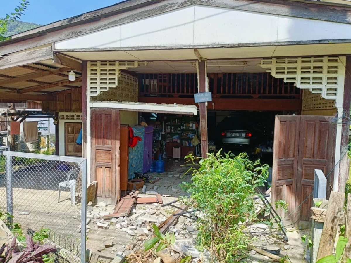 มือใหม่หัดขับ! สาวแบงก์ซ้อมขับรถ เผลอเหยียบคันเร่ง พุ่งชนบ้านพังยับ