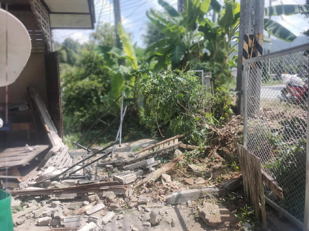 มือใหม่หัดขับ! สาวแบงก์ซ้อมขับรถ เผลอเหยียบคันเร่ง พุ่งชนบ้านพังยับ