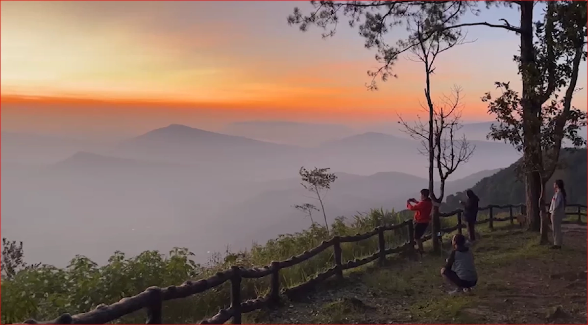 ลมหนาวมาแล้ว! นักท่องเที่ยวแห่ชมแสงแรก สัมผัสอากาศหนาว ยอดภูเรือ 15 องศา