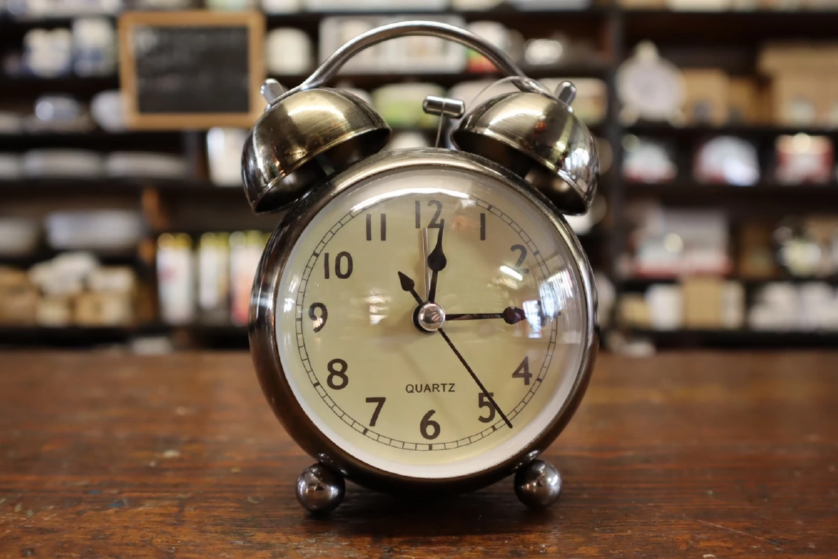 เลื่อนนาฬิกาปลุกในตอนเช้าไม่ดีต่อสุขภาพ จริงหรือ? แล้วส่งผลเสียอะไรบ้าง?