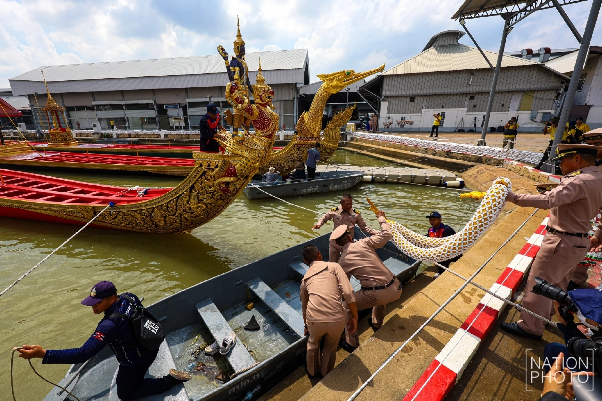 ทร. รับมอบพวงมาลัยนวมคอเรือพระที่นั่ง เตรียมพร้อมขบวนพยุหยาตราทางชลมารค