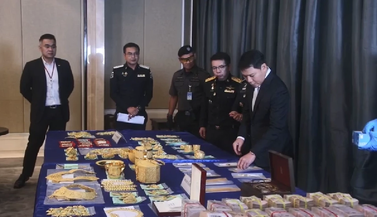 ดีเอสไอ เปิดตู้เซฟ เครือข่ายเว็บพนัน "แม่มนต์" ยึดทองคำ เงินสด กว่า 300 ล้าน