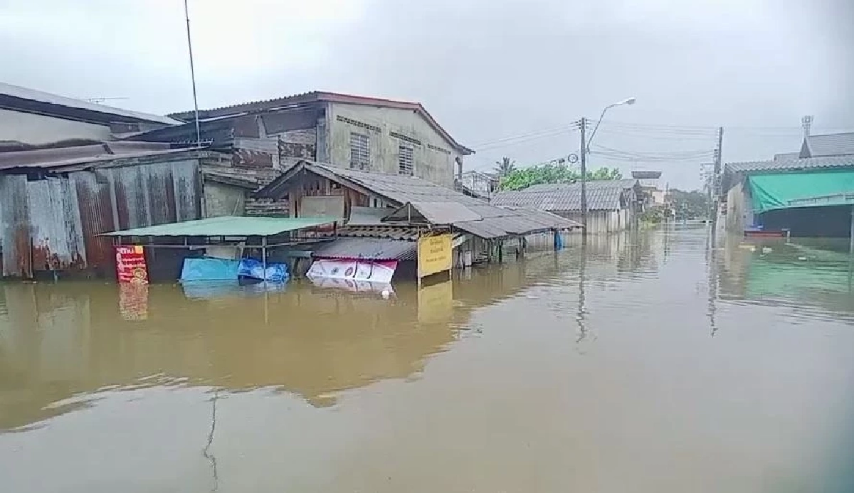นราธิวาส ฝนตกหนัก 7 ชุมชนริมแม่น้ำโก-ลก อ่วม! น้ำท่วมสูงเกือบ 2 เมตร