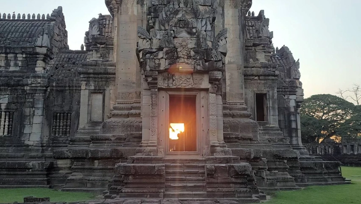 สุดตื่นตา! "สุริยาอัสดง" ลอดผ่านองค์พระประธาน "ปราสาทหินพิมาย"