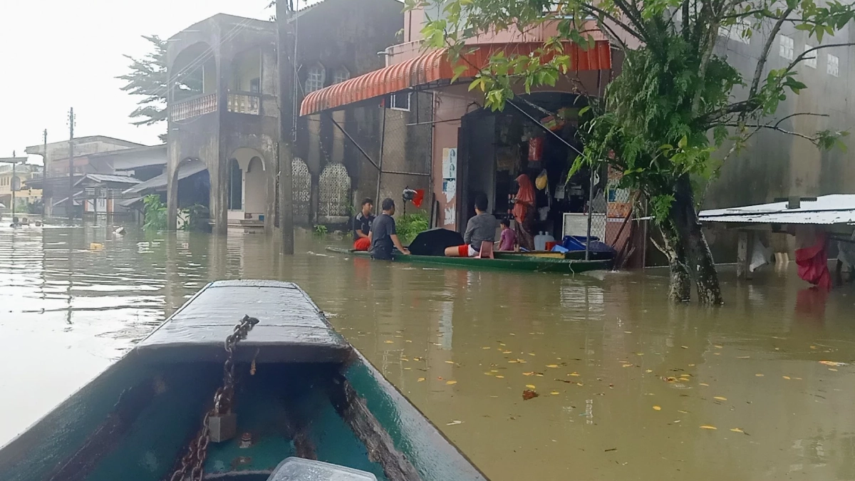 นราธิวาส ฝนตกหนัก 7 ชุมชนริมแม่น้ำโก-ลก อ่วม! น้ำท่วมสูงเกือบ 2 เมตร