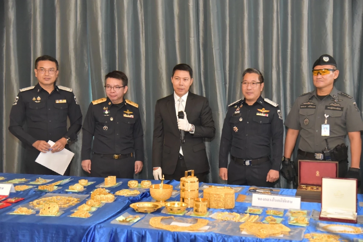 ดีเอสไอ เปิดตู้เซฟ เครือข่ายเว็บพนัน "แม่มนต์" ยึดทองคำ เงินสด กว่า 300 ล้าน
