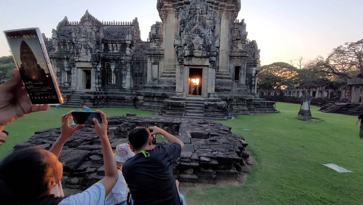 สุดตื่นตา! "สุริยาอัสดง" ลอดผ่านองค์พระประธาน "ปราสาทหินพิมาย"