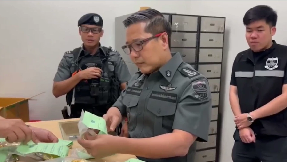 ดีเอสไอ เปิดตู้เซฟ เครือข่ายเว็บพนัน "แม่มนต์" ยึดทองคำ เงินสด กว่า 300 ล้าน