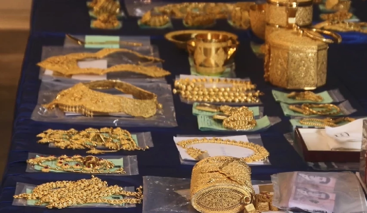 ดีเอสไอ เปิดตู้เซฟ เครือข่ายเว็บพนัน "แม่มนต์" ยึดทองคำ เงินสด กว่า 300 ล้าน