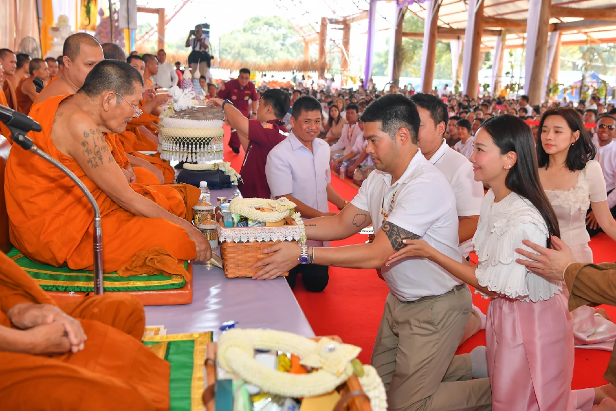 \"นุ่น วรนุช - ต๊อด ปิติ\" ทำบุญทอดกฐินใหญ่ปีที่ 10 ยอดพุ่งร่วม 90 ล้าน!