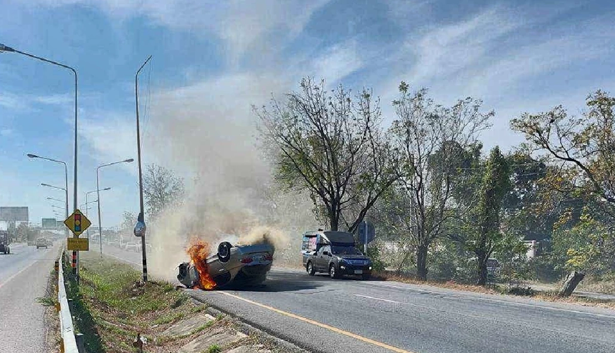 หนุ่มเดินทาง กลับบ้านปีใหม่ เก๋งเสียหลักชนเสาไฟ เพลิงไหม้วอดทั้งคัน