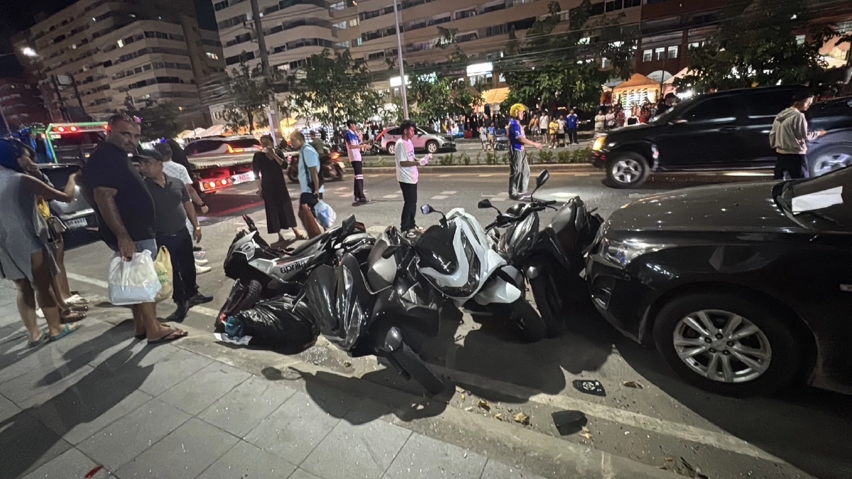 หนุ่มจีน ทะเลาะแฟน ซิ่งรถชนกวาด 10 คัน ชาวบ้าน ดับ 1