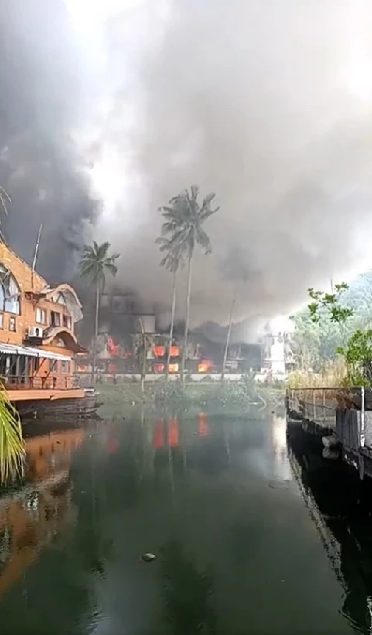ระทึก! ไฟไหม้โรงแรมดังเกาะช้าง โรงแรมเรือร้าง ยังควบคุมเพลิงไม่ได้