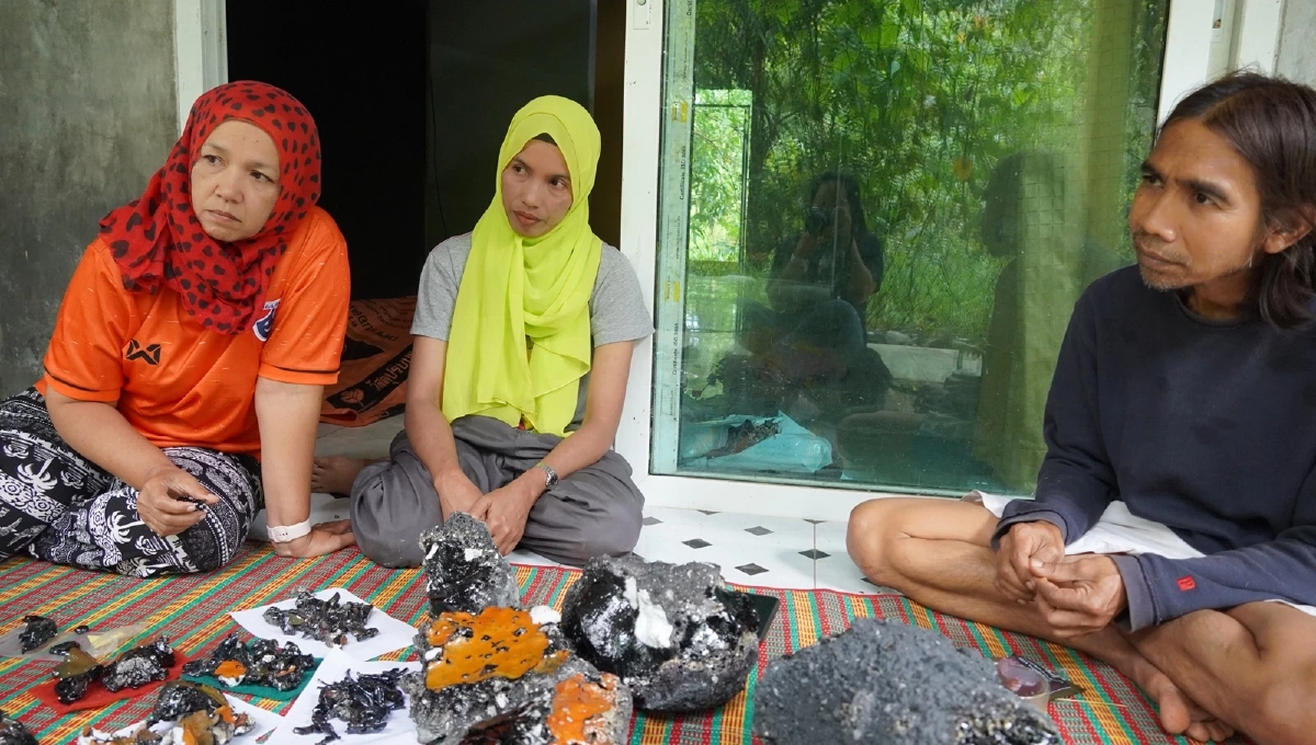 ชาวบ้าน พบ "หินประหลาด" สีดำวาวในสวนยางฯ คาดมาจากนอกโลก