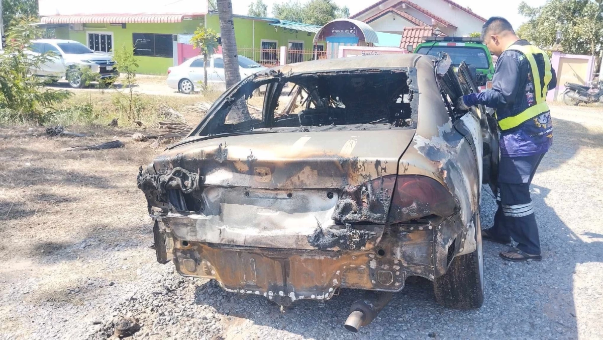 หนุ่มเดินทาง กลับบ้านปีใหม่ เก๋งเสียหลักชนเสาไฟ เพลิงไหม้วอดทั้งคัน