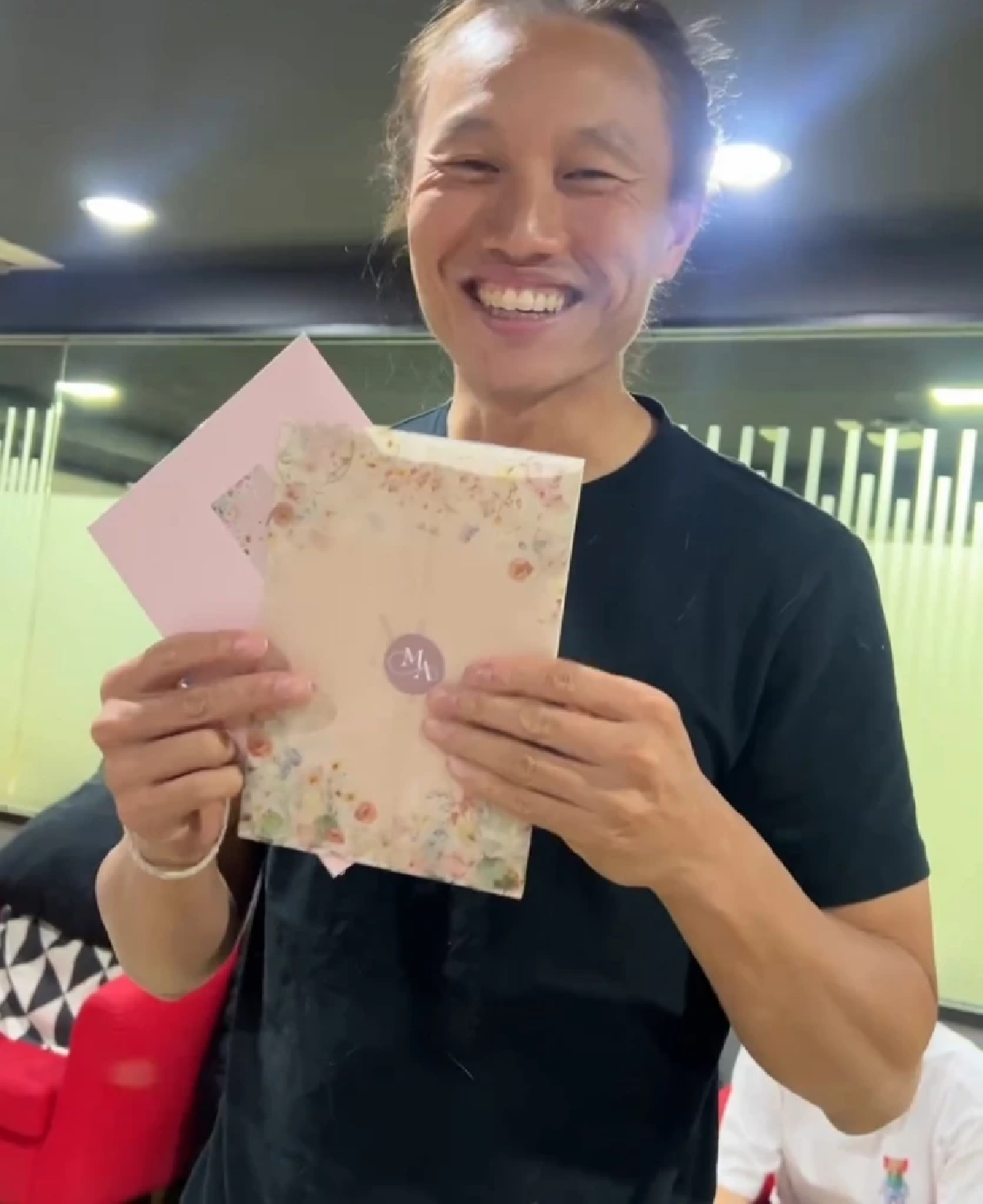 \"กึ้ง เฉลิมชัย\" ยิ้มเลย \"หมิง\" เดินสายแจกการ์ดแต่งงาน แถมถูกแซวแบบนี้?
