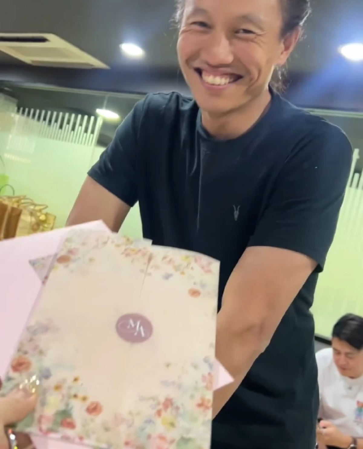 \"กึ้ง เฉลิมชัย\" ยิ้มเลย \"หมิง\" เดินสายแจกการ์ดแต่งงาน แถมถูกแซวแบบนี้?