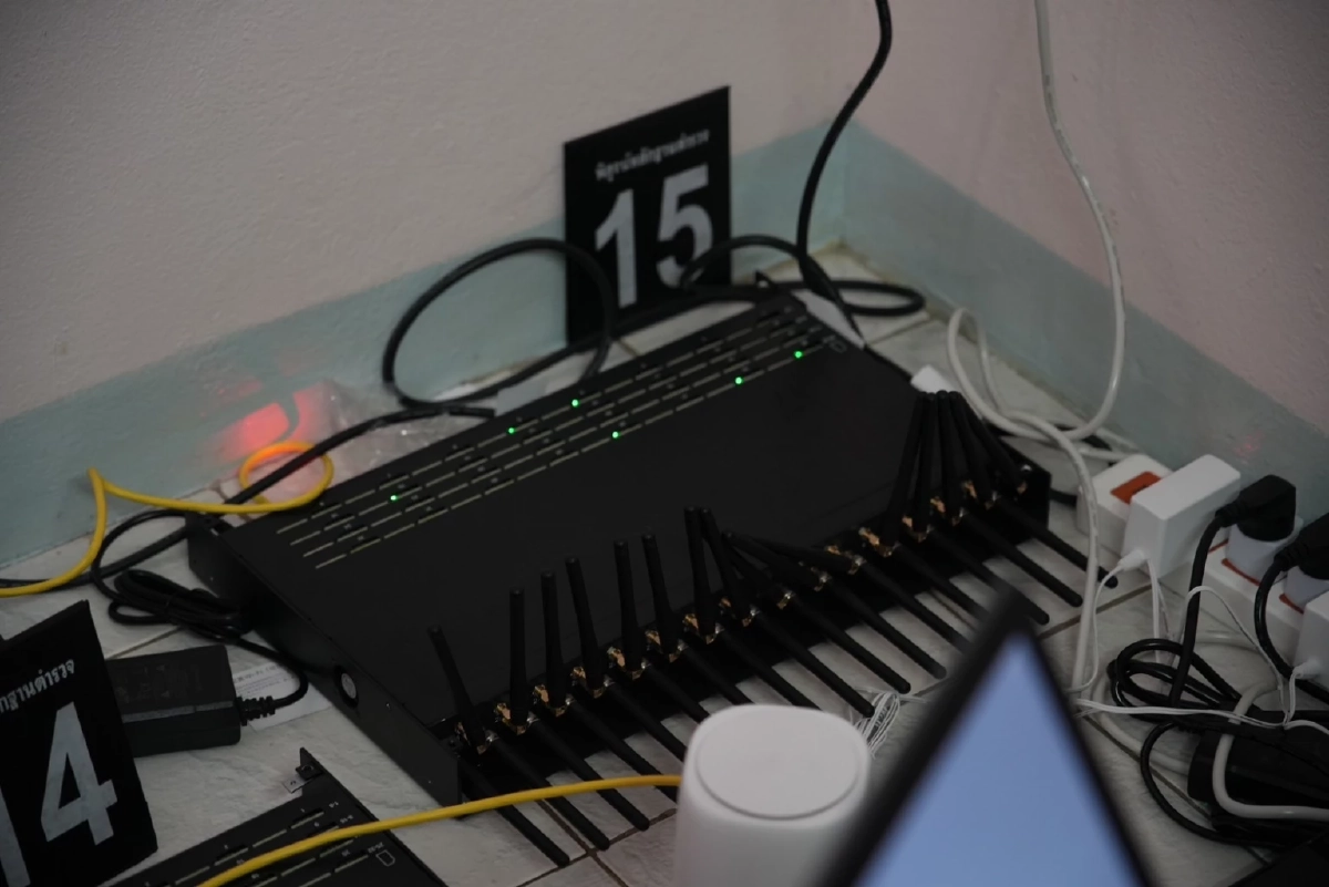 ตำรวจทลายรัง "ซิมบ็อกซ์" ย่านรามคำแหง ตัดวงจร "แก๊งคอลเซนเตอร์" หลอกคนไทย