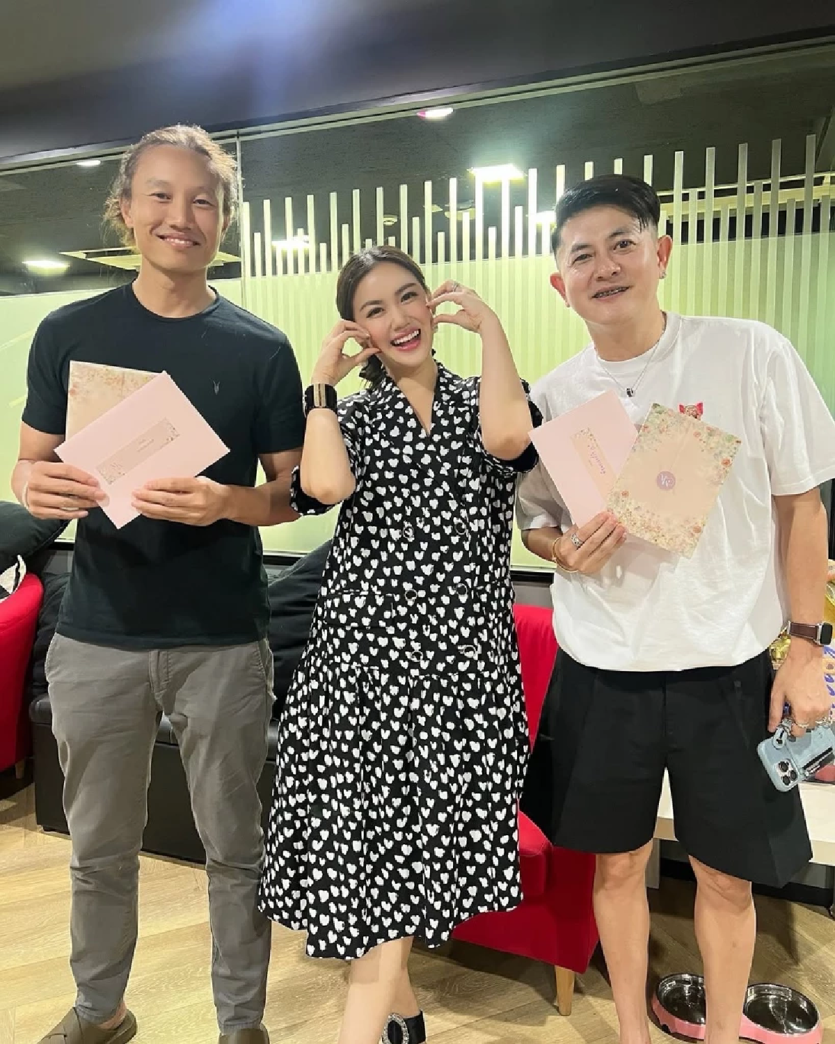 \"กึ้ง เฉลิมชัย\" ยิ้มเลย \"หมิง\" เดินสายแจกการ์ดแต่งงาน แถมถูกแซวแบบนี้?