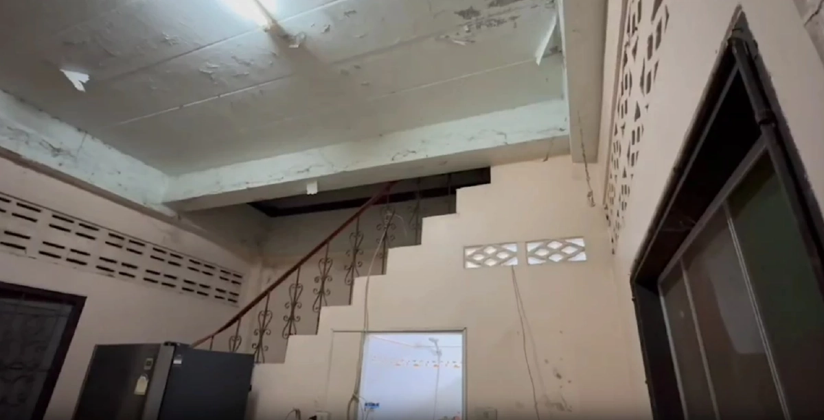 สลด 2 ศพ! ครอบครัวติดต่อไม่ได้ ฝากเพื่อนไปดูช็อกหนักหนุ่มจบชีวิตคาห้อง