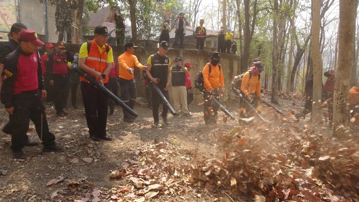 ผู้ว่าฯ แพร่ ทำพิธีเผาพริกเผาเกลือ สาปแช่งมือเผาป่า เดินหน้าสู้วิกฤตหมอกควัน