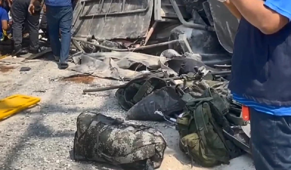 กล้องชัด! รถยีเอ็มซี เสียหลัก หงายท้องล้อชี้ฟ้า ทหารเจ็บระนาว 9 นาย