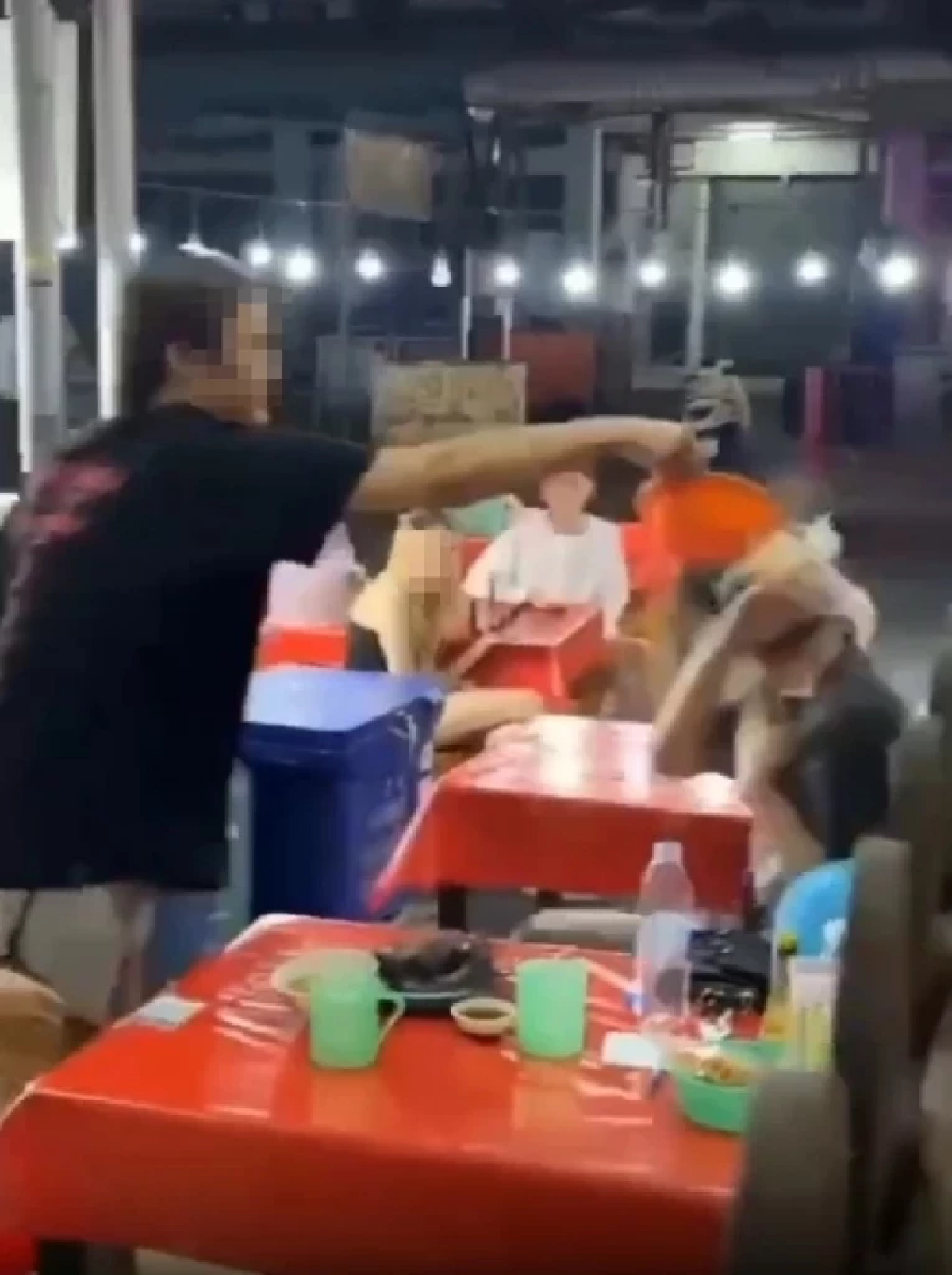 \"พชร์ อานนท์\" โดนเรียกหา! ปมสาดน้ำร้อน LGBTQ บุกรังสิต ใส่หนังหอแต๋วแตก?