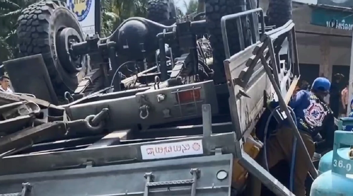 กล้องชัด! รถยีเอ็มซี เสียหลัก หงายท้องล้อชี้ฟ้า ทหารเจ็บระนาว 9 นาย