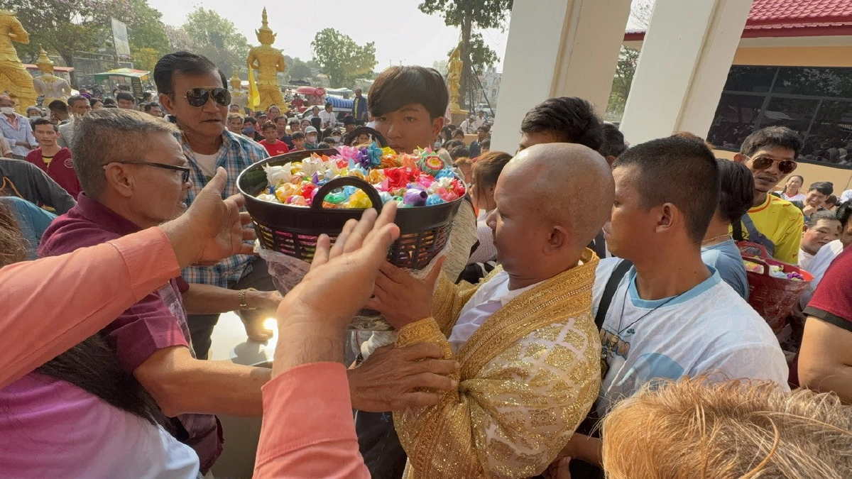 ส่องเลขเด็ด งานบวชแก้บน หลังขอหลวงพ่อขาวเก็บเงินให้ได้ 1 ล้านบาท