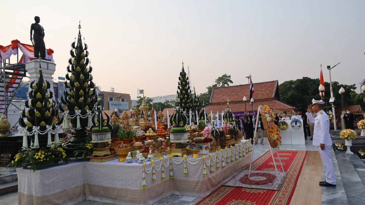 ไขข้อสงสัย ทำไมสไบพระราชทานห่มท้าวสุรนารี ต้องเป็นสีแดงทอง?