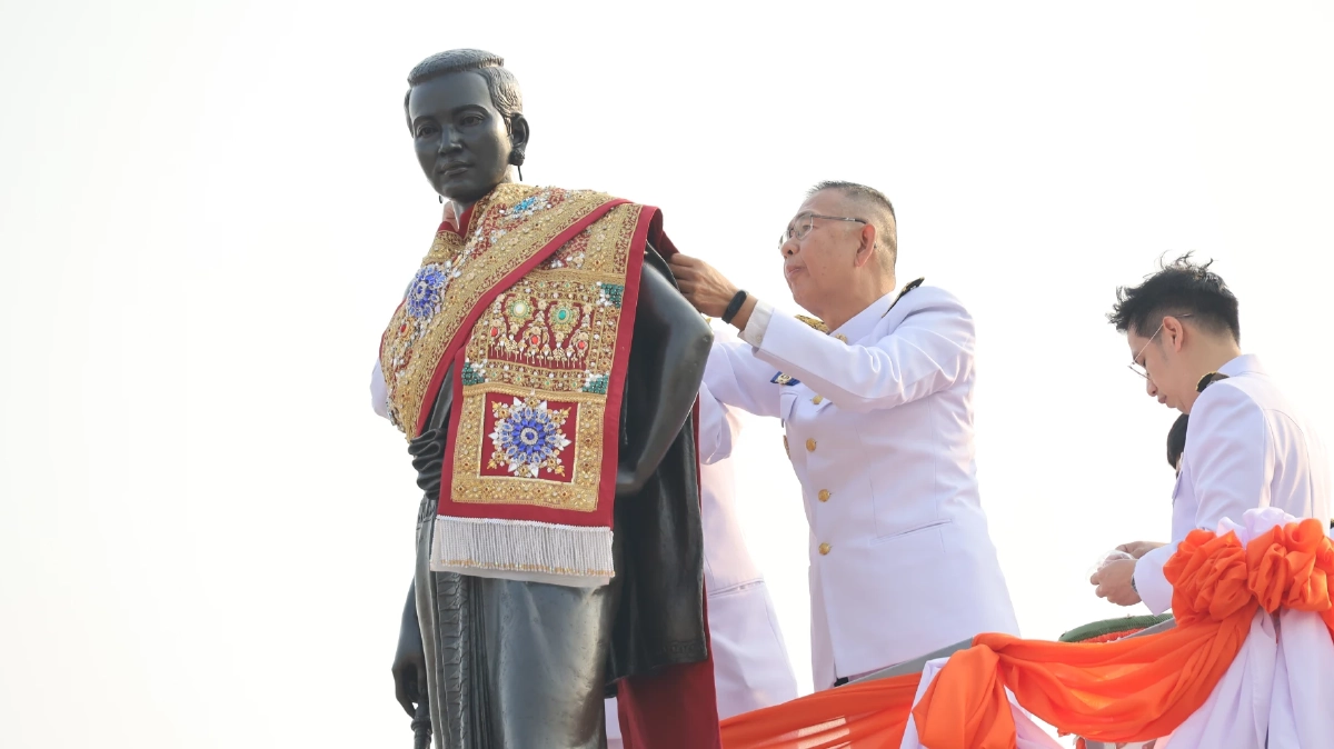 ไขข้อสงสัย ทำไมสไบพระราชทานห่มท้าวสุรนารี ต้องเป็นสีแดงทอง?