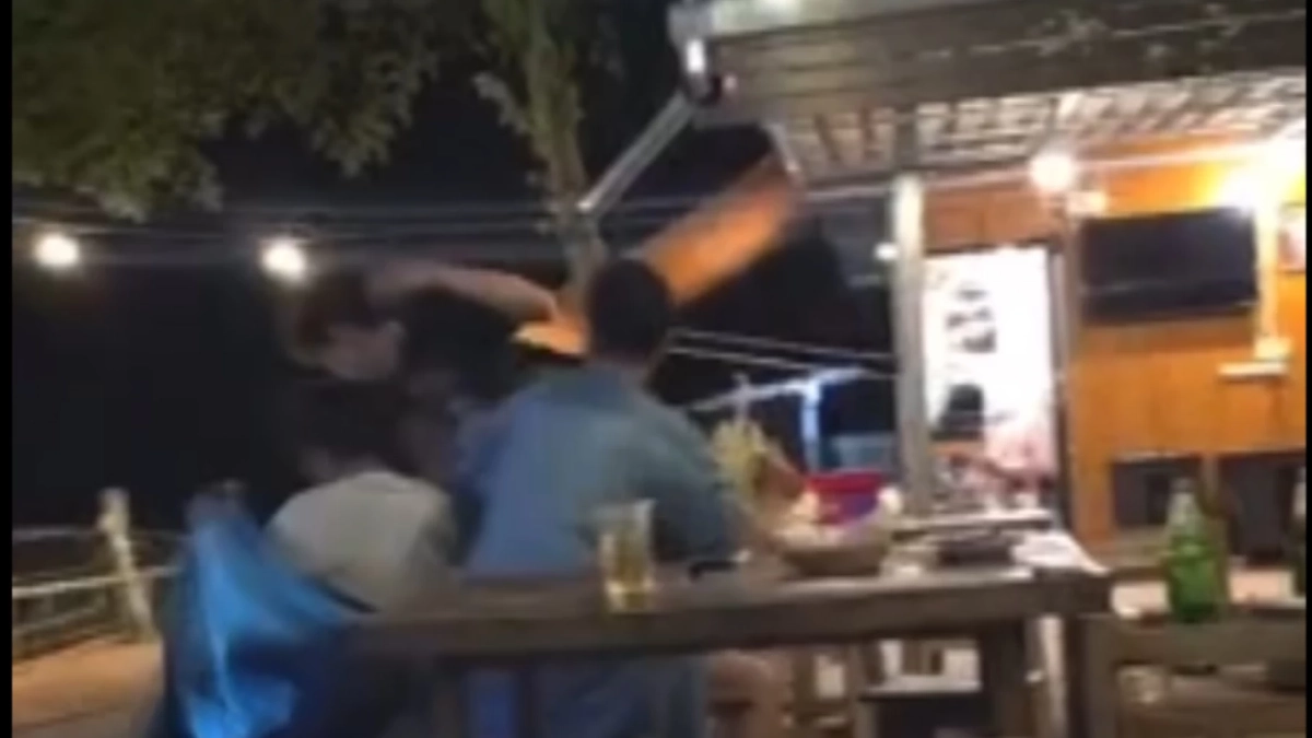 สั่งย้าย "ดาบตำรวจ" เมาอาละวาด ทำท่าจะชักดาบ เจ้าตัวไหว้ขอโทษ