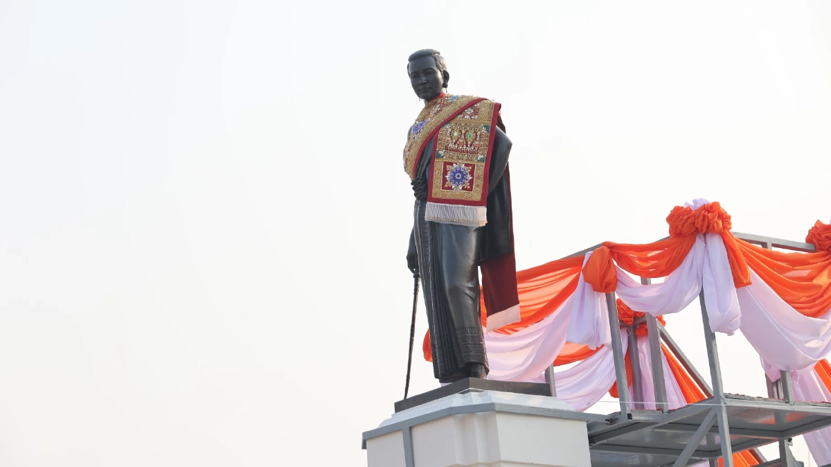 ไขข้อสงสัย ทำไมสไบพระราชทานห่มท้าวสุรนารี ต้องเป็นสีแดงทอง?