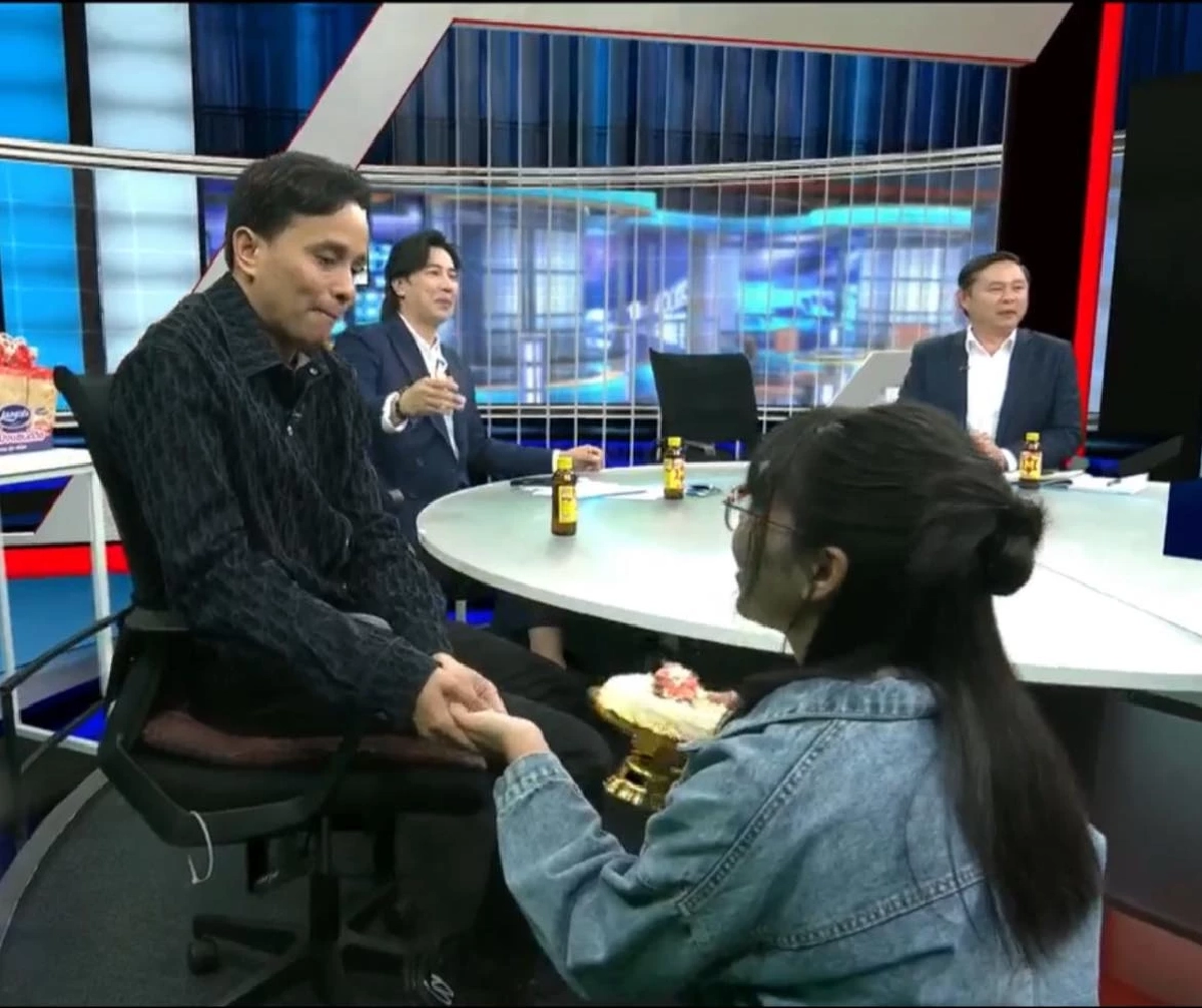 "โม" ก้มกราบ "ประจักษ์ชัย" น้ำตาร่วง เคลียร์ดราม่า "ลำไย ไหทองคำ"