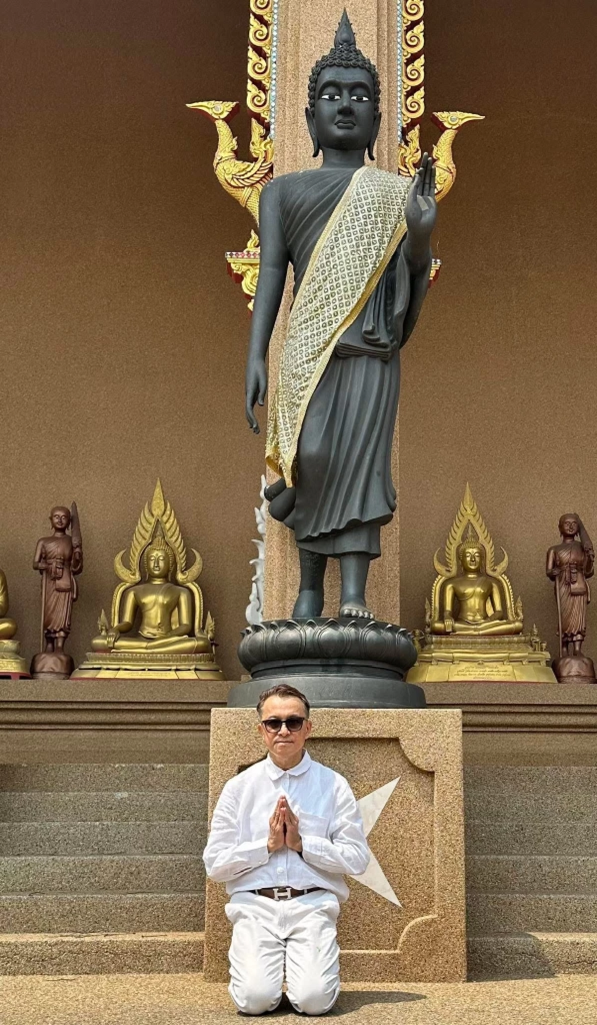 "ติ๊ก ชีโร่" เปิดภาพล่าสุด ยกมือไหว้ต่อหน้าพระ เผยสภาพจิตใจ