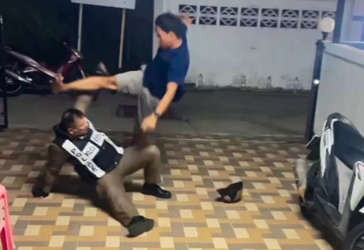 สุดเถื่อน! ตำรวจ ตม. บุกบ้านแฟนเก่า ตื้บตำรวจตู้ยาม มาระงับเหตุ