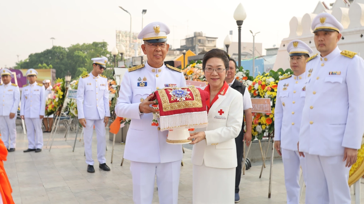 ไขข้อสงสัย ทำไมสไบพระราชทานห่มท้าวสุรนารี ต้องเป็นสีแดงทอง?