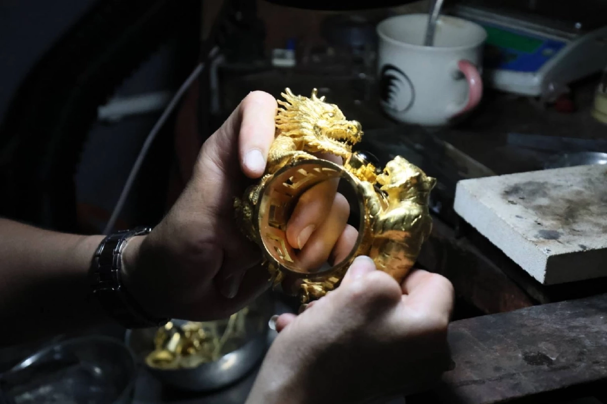 ฮือฮา ร้านทองโชว์ \"กำไลข้อมือมังกร\" หนัก 1 กก. มูลค่ากว่า 3.4 ล้าน