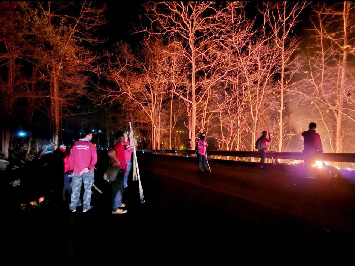 ฮ.กระทรวงทรัพยากรฯ บินโปรยน้ำ จุดเสี่ยงหน้าผา-เขาสูง ดับไฟป่าแม่ฮ่องสอน