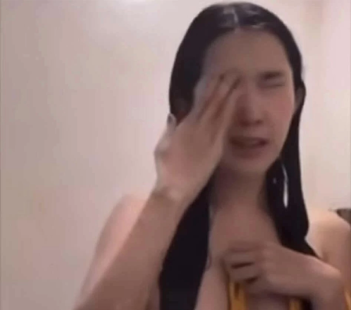 คลิป \"เบียร์ เดอะวอยซ์\" แก้ผ้าอาบน้ำโชว์กลางไลฟ์ ดราม่าสนั่น