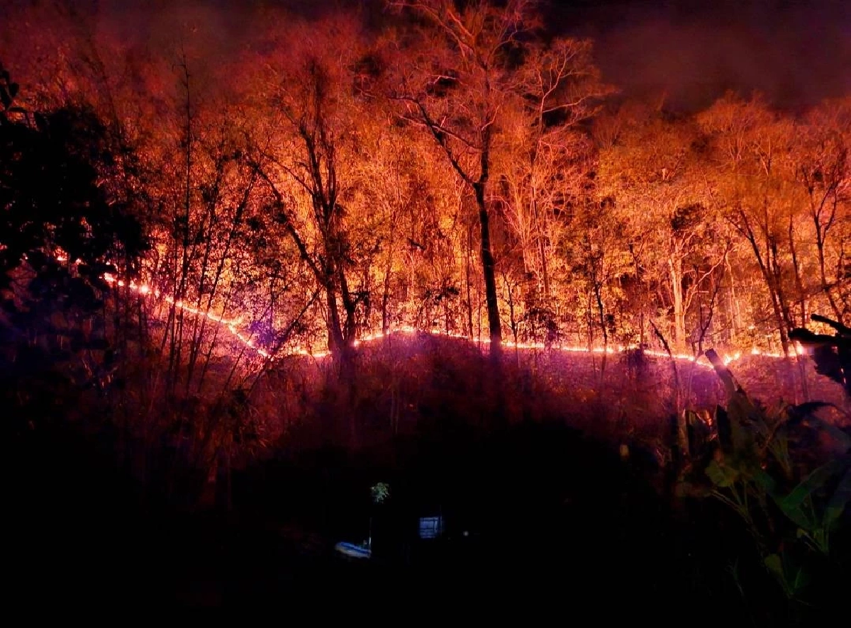 ฮ.กระทรวงทรัพยากรฯ บินโปรยน้ำ จุดเสี่ยงหน้าผา-เขาสูง ดับไฟป่าแม่ฮ่องสอน